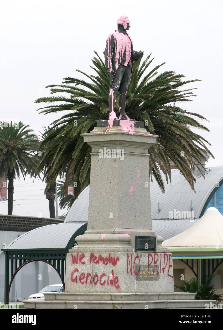 Australia Day 26 2018. Januar: Die Captain Cook Statue im Vorort St. Kilda in Melbourne ist von den Demonstranten des "Invasionstages" in rosa Farbe getuckelt. Stockfoto