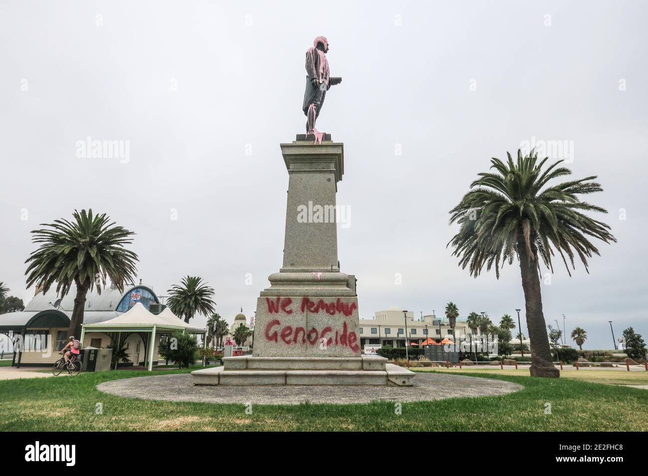 Australia Day 26 2018. Januar: Die Captain Cook Statue im Vorort St. Kilda in Melbourne ist von den Demonstranten des "Invasionstages" in rosa Farbe getuckelt. Stockfoto