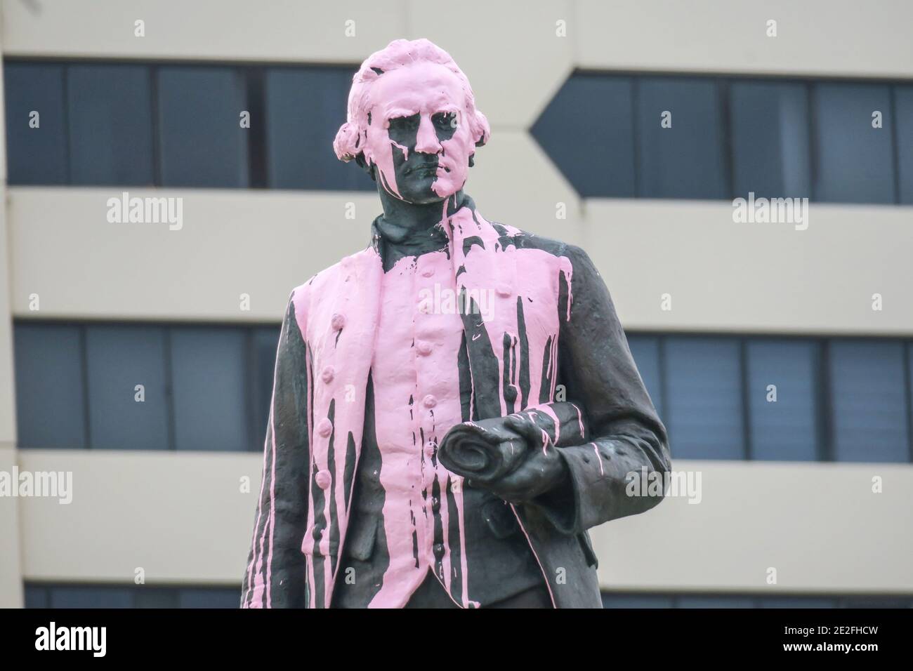 Australia Day 26 2018. Januar: Die Captain Cook Statue im Vorort St. Kilda in Melbourne ist von den Demonstranten des "Invasionstages" in rosa Farbe getuckelt. Stockfoto