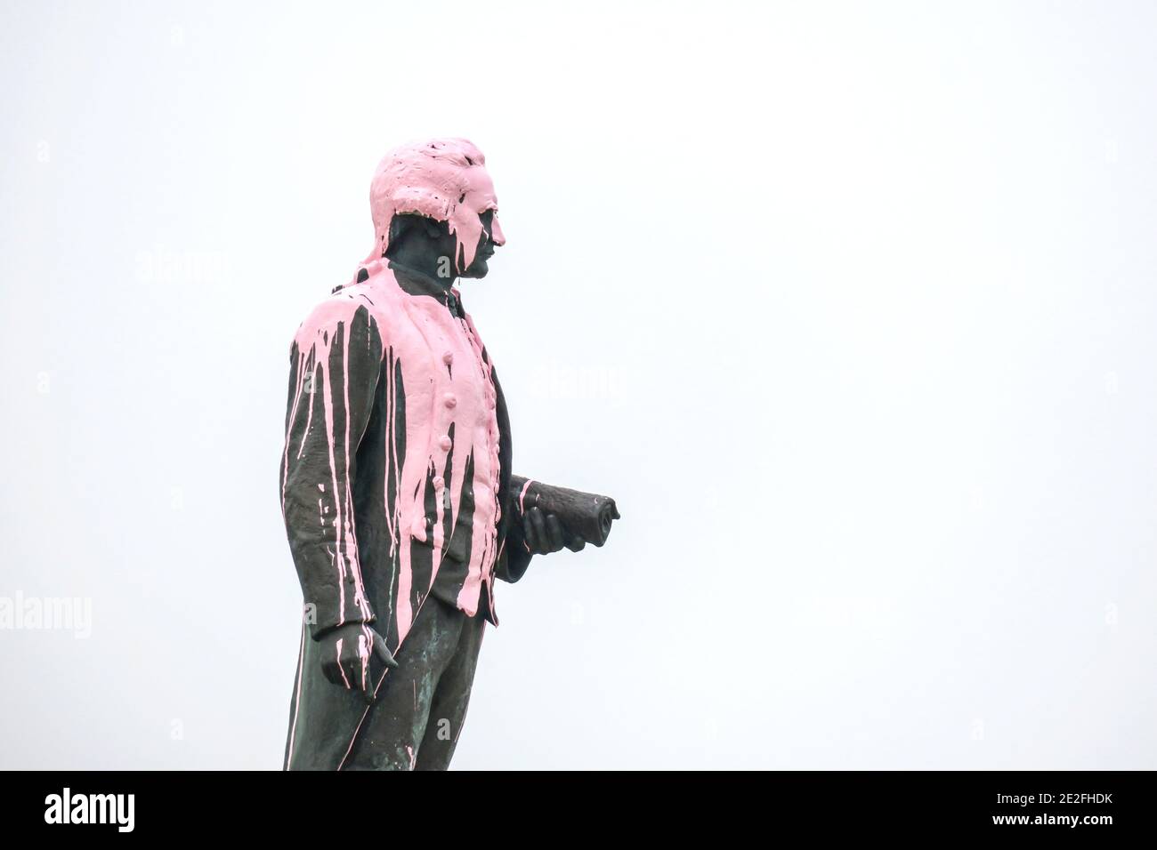 Australia Day 26 2018. Januar: Die Captain Cook Statue im Vorort St. Kilda in Melbourne ist von den Demonstranten des "Invasionstages" in rosa Farbe getuckelt. Stockfoto