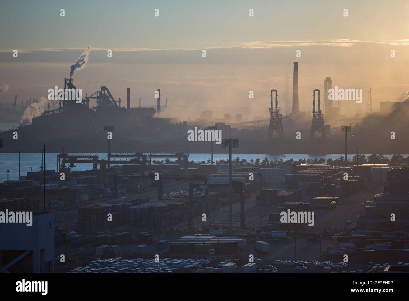 Blick auf das Industriegebiet Kawasaki auf der Insel Ogishima in der Bucht von Tokio am 13. Januar 2021. Quelle: Stanislav Kogiku/AFLO/Alamy Live News Stockfoto
