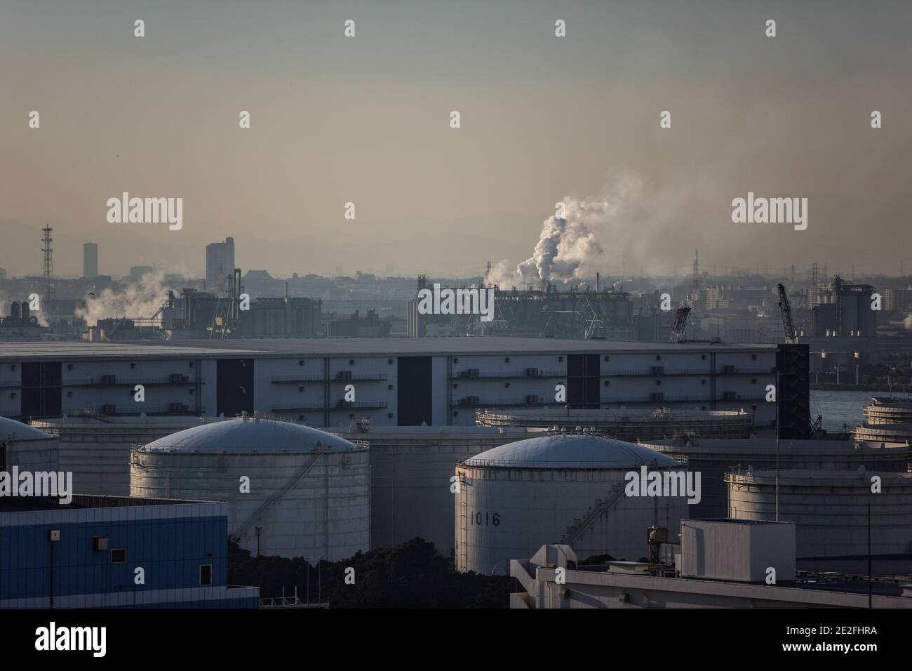 Blick auf das Industriegebiet Kawasaki auf der Insel Ogishima in der Bucht von Tokio am 13. Januar 2021. Quelle: Stanislav Kogiku/AFLO/Alamy Live News Stockfoto