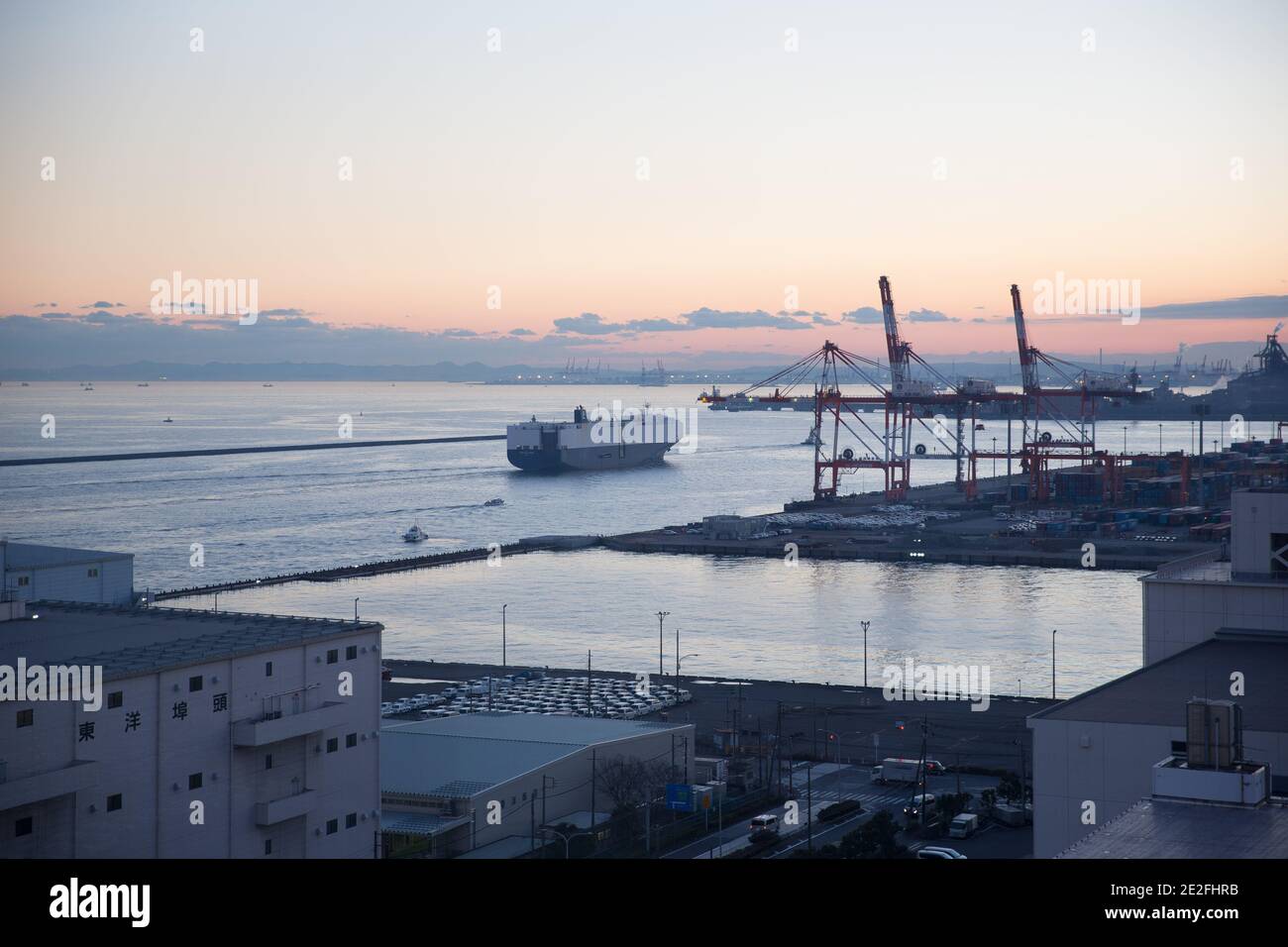 Blick auf das Industriegebiet Kawasaki auf der Insel Ogishima in der Bucht von Tokio am 13. Januar 2021. Quelle: Stanislav Kogiku/AFLO/Alamy Live News Stockfoto