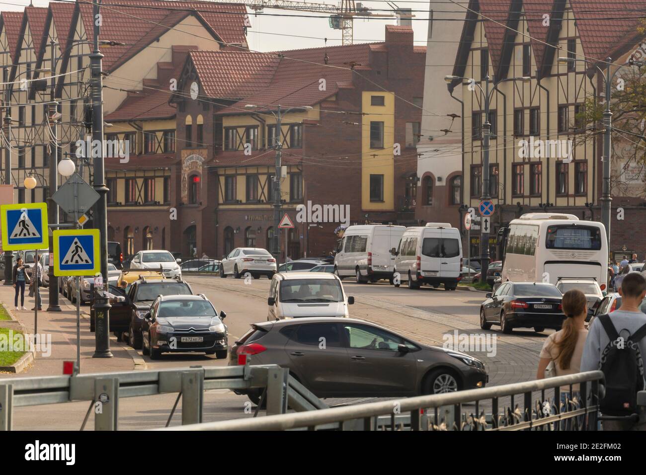 Russland, Kaliningrad - September 2020: Straße in der Nähe des touristischen Zentrums der Stadt, Rybnaya Dorf. Stockfoto