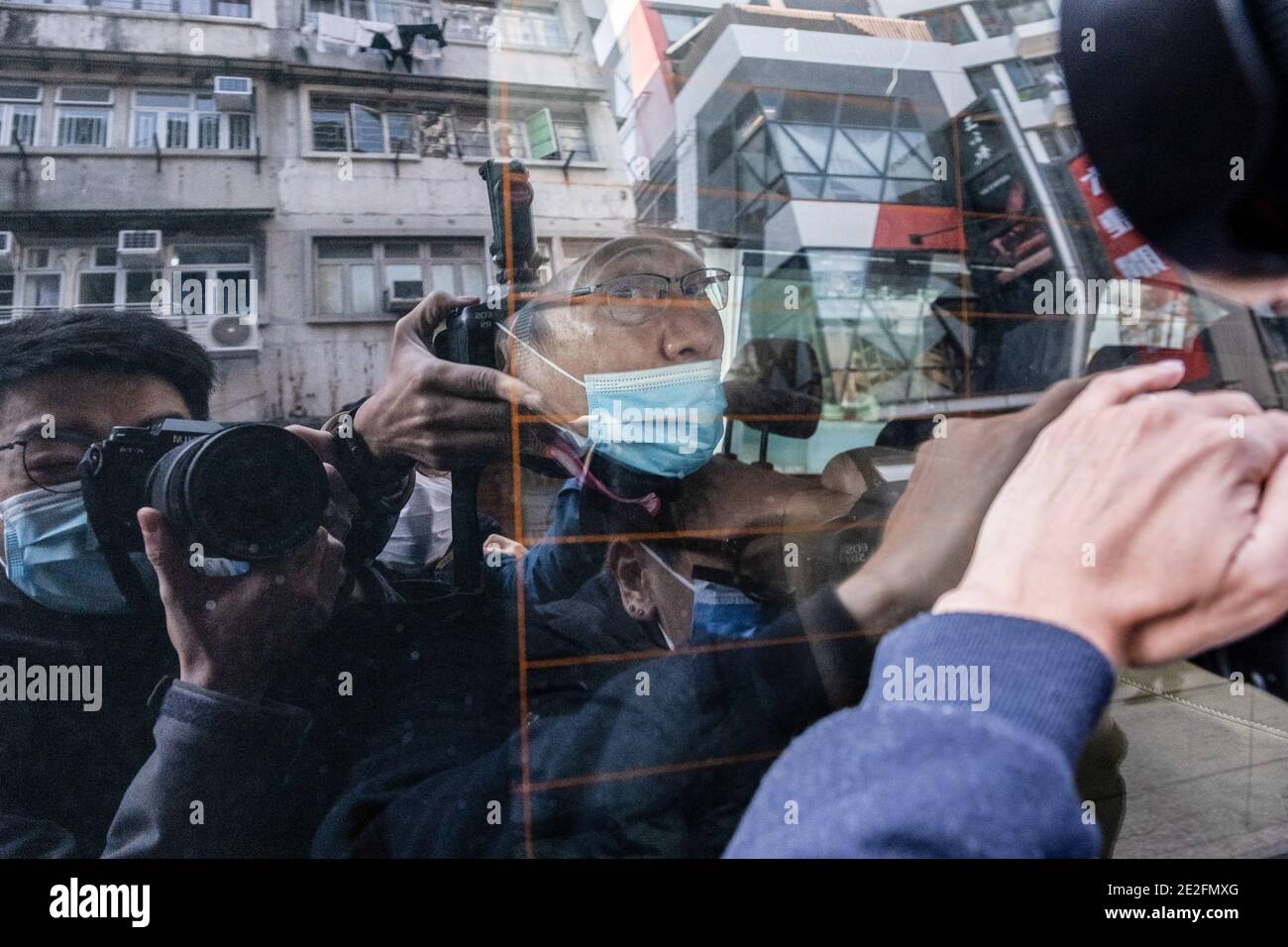 Hongkong, China. Januar 2021. Bezirksrat und Rechtsanwalt Daniel Wong Kwok-tung ist in einem Polizeifahrzeug zu sehen. Wong wurde Berichten zufolge von Polizeibeamten der nationalen Sicherheit verhaftet, weil sie zwölf Demonstranten in Hongkong bei ihrem Versuch, im vergangenen August nach Taiwan zu fliehen, mitgemacht hatten. Kredit: SOPA Images Limited/Alamy Live Nachrichten Stockfoto
