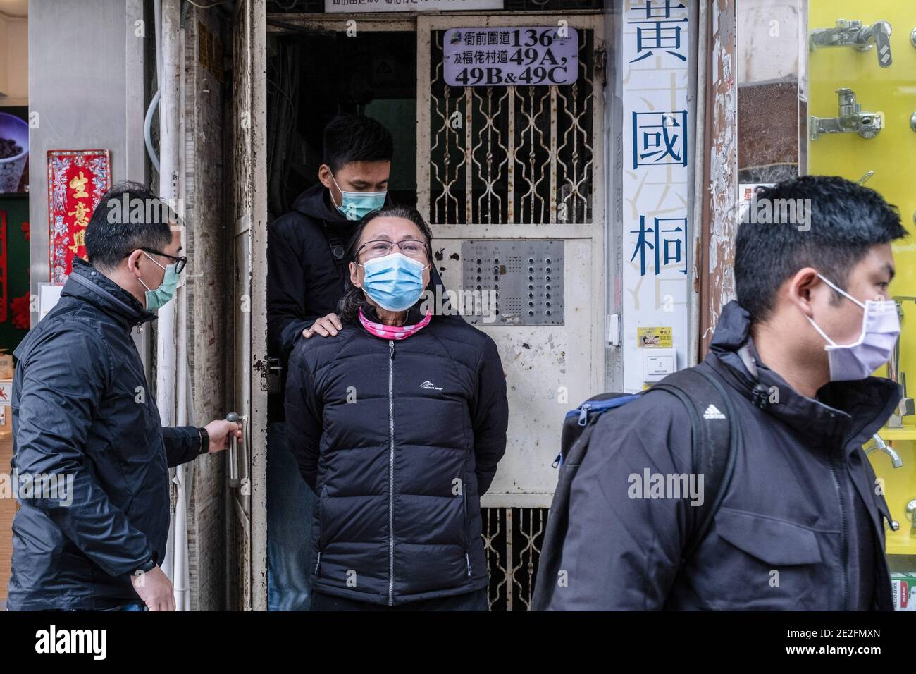 Hongkong, China. Januar 2021. Bezirksrat und Rechtsanwalt Daniel Wong Kwok-tung wird von Polizisten begleitet, als er sein Büro verlässt. Wong wurde Berichten zufolge von Polizeibeamten der nationalen Sicherheit verhaftet, weil sie zwölf Demonstranten in Hongkong bei ihrem Versuch, im vergangenen August nach Taiwan zu fliehen, mitgemacht hatten. Kredit: SOPA Images Limited/Alamy Live Nachrichten Stockfoto
