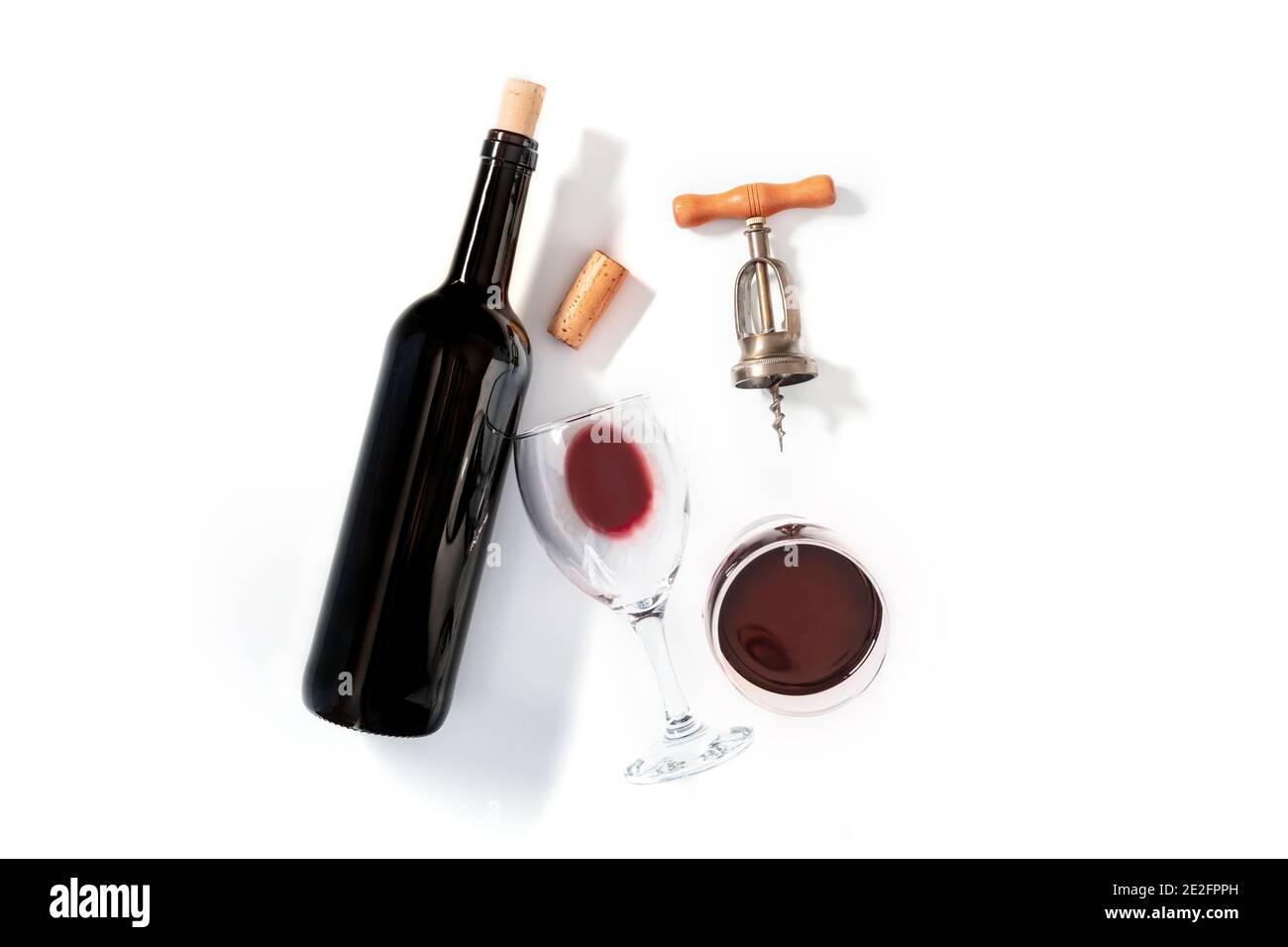 Weinprobe, über Kopf flach auf weißem Hintergrund, mit einem Korken, einem Vintage Korkenzieher, einer Flasche und zwei Gläsern Stockfoto