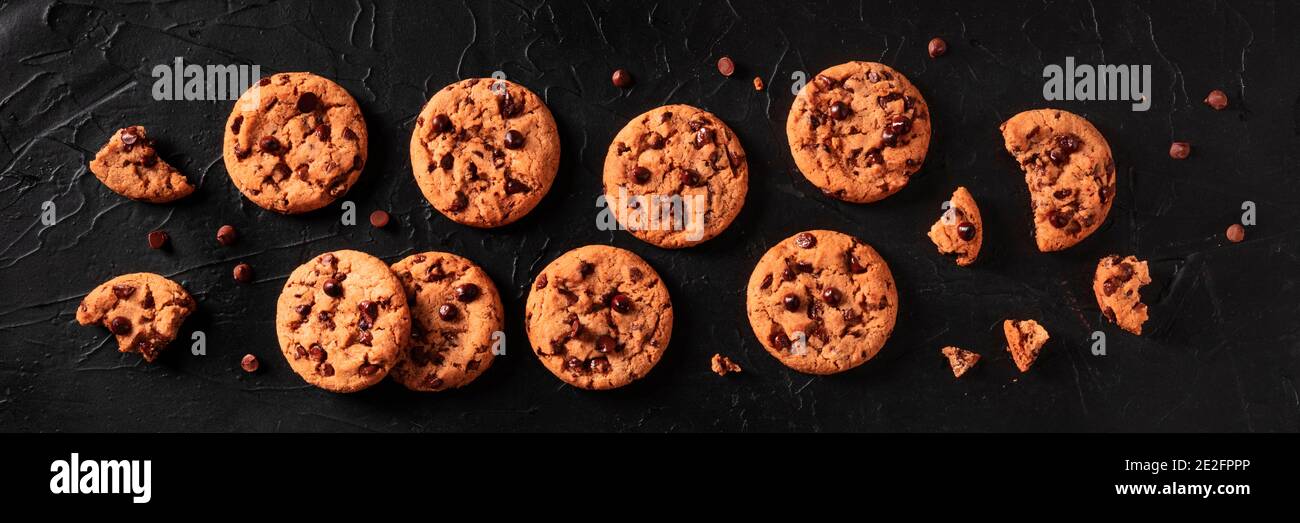 Chocolate Chip Cookies Panorama auf schwarzem Hintergrund, von oben geschossen Stockfoto