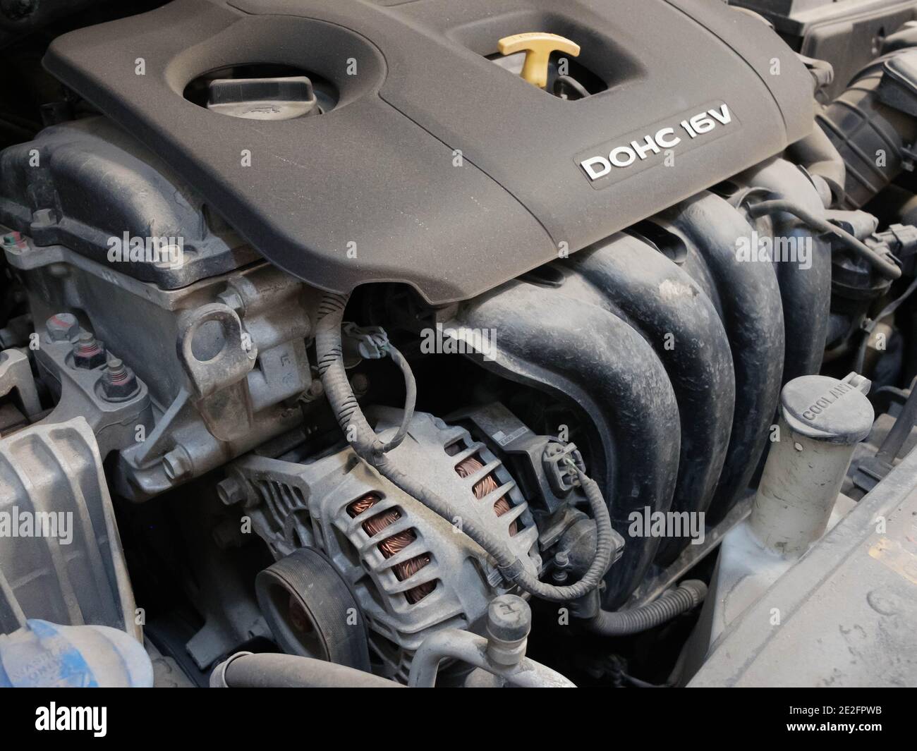 Sechzehn Ventil doppelte obenliegende Nockenwelle Motor des koreanischen Autos. Auto mit offener Motorhaube Stockfoto