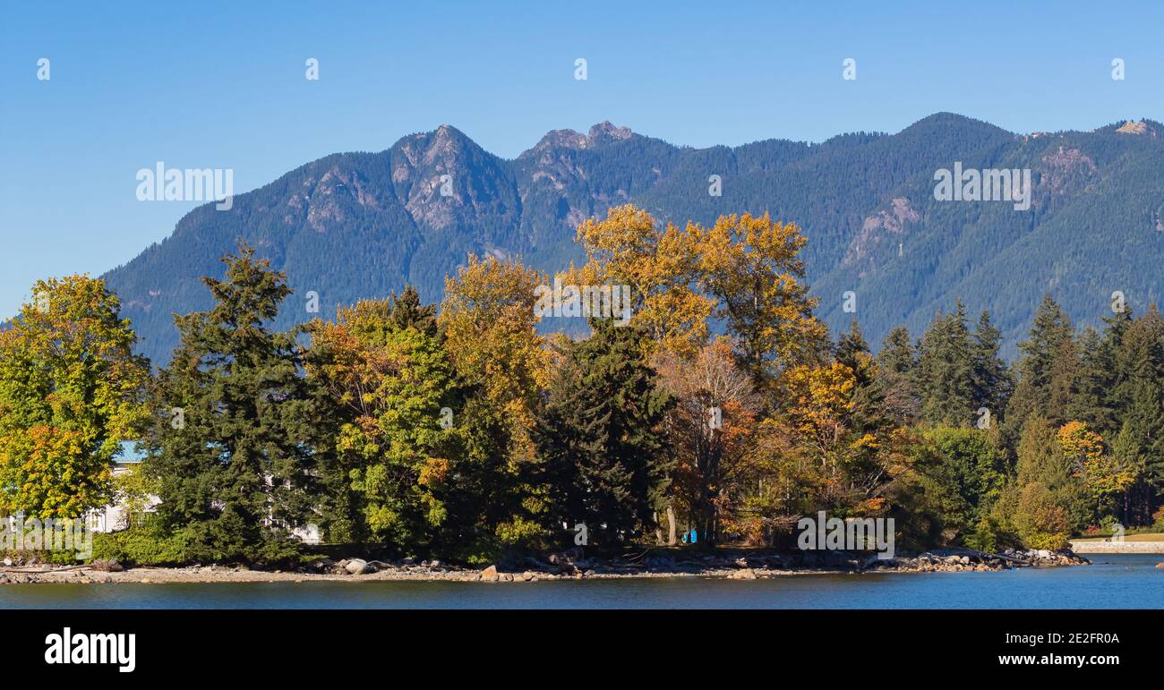 Wunderschöne Landschaft und Bergblick während der Herbstsaison in British Columbia, Kanada Stockfoto