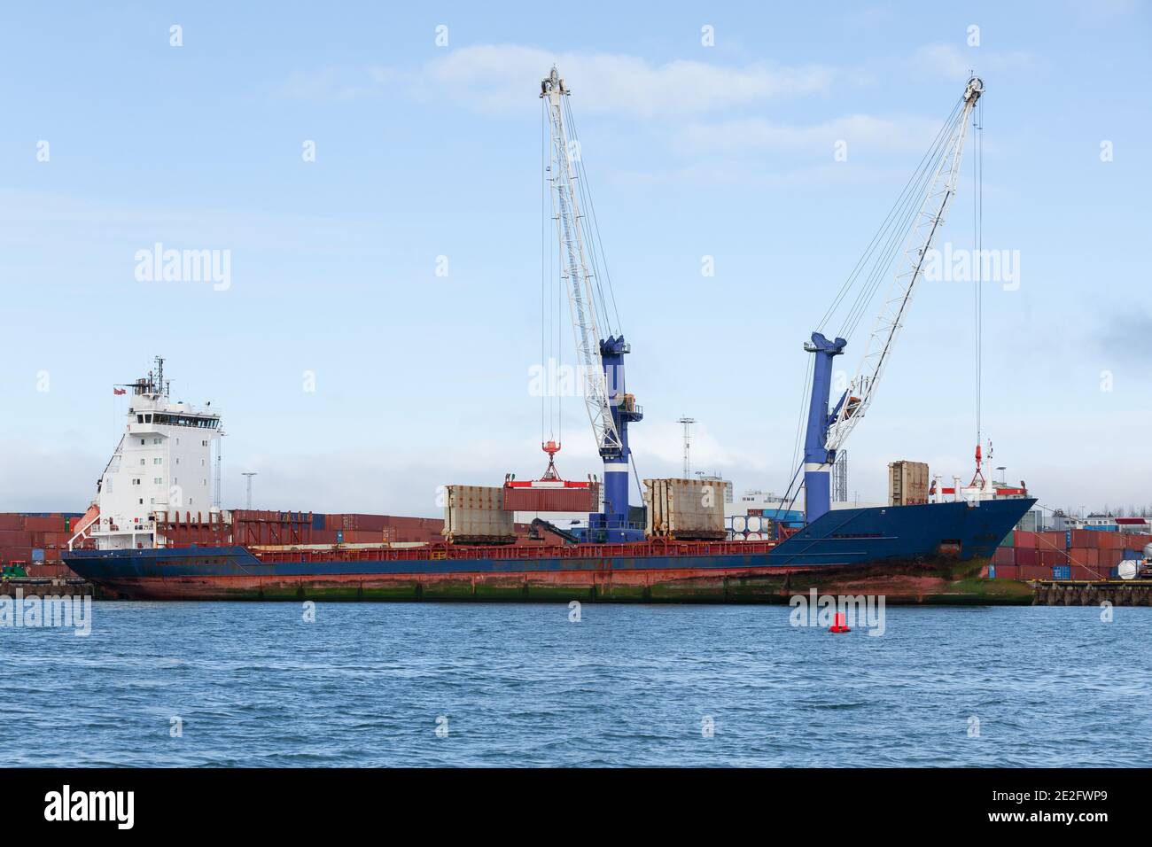 Containerschiff wird geladen, Hafen von Reykjavik, Island Stockfoto