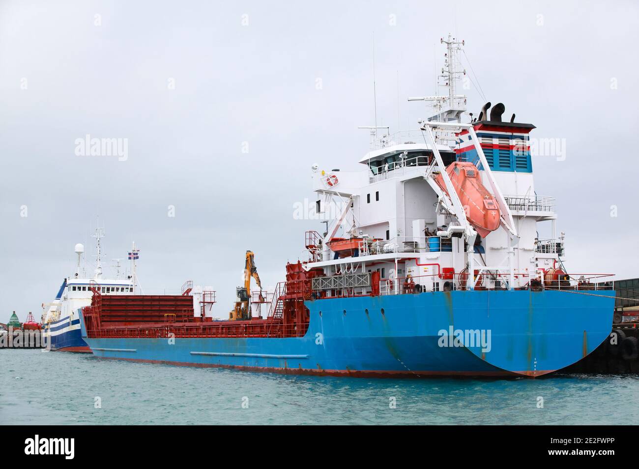 General Cargo Ship mit blauem Rumpf liegt im Hafen von Reykjavik, Heck View Stockfoto