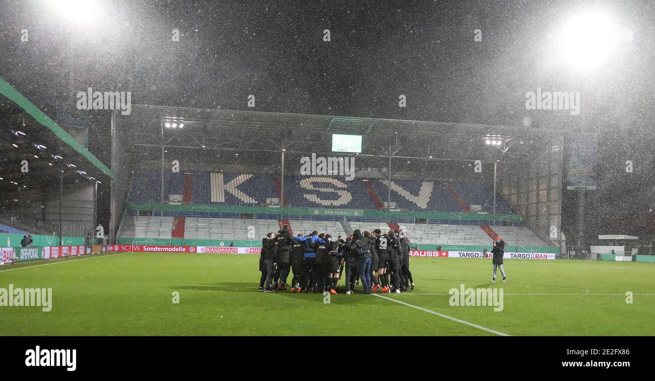 13. Januar 2021, Schleswig-Holstein, Kiel: Fußball: DFB-Pokal, Holstein Kiel - Bayern München, 2. Runde, im Holstein-Stadion. Kieler Spieler feiern ihren Sieg nach dem Elfmeterschießen. (Wichtiger Hinweis: Der DFB verbietet die Verwendung von Sequenzbildern im Internet und in Online-Medien während des Spiels (einschließlich Halbzeit). Sperrfrist! Das DFB erlaubt die Veröffentlichung und Weiterverwendung der Bilder auf mobilen Geräten (insbesondere MMS) und über DVB-H und DMB erst nach Ende des Spiels). Foto: Christian Charisius/dpa - WICHTIGER HINWEIS: Gemäß den Vorschriften der DFL Deuts Stockfoto