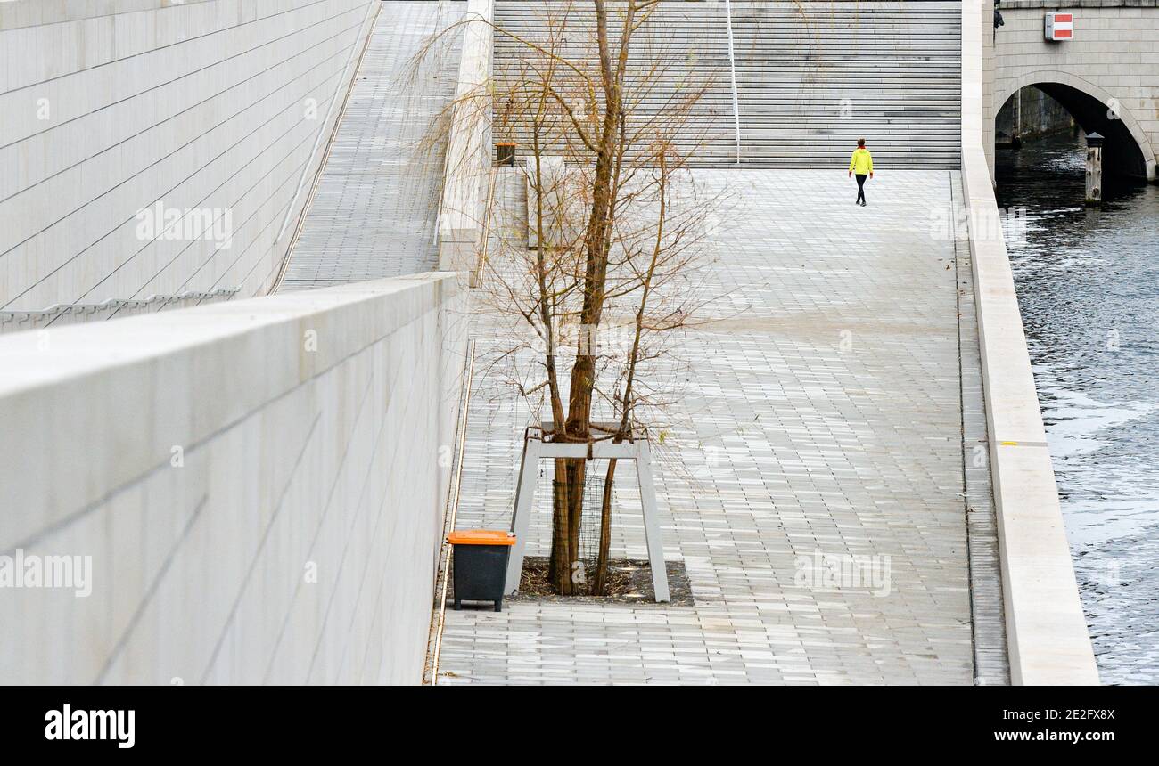 Berlin, Deutschland. Januar 2021. Nur ein Jogger läuft auf einem neu gestalteten Gelände zwischen dem Humboldt Forum und dem Spreeufer. Quelle: Jens Kalaene/dpa-Zentralbild/ZB/dpa/Alamy Live News Stockfoto
