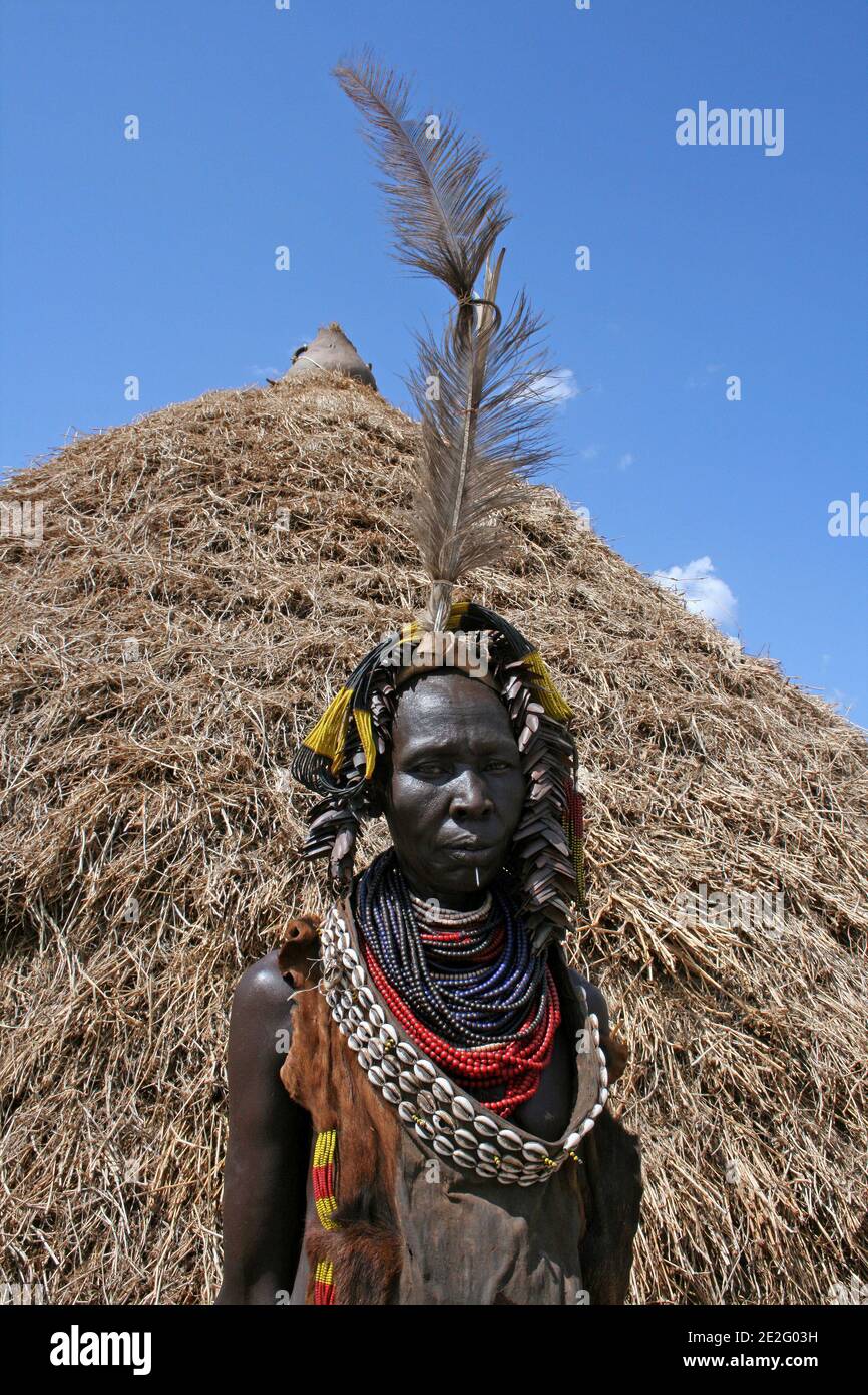 Karo Tribeswoman trägt Kaurimuscheln, Beadds und Straußenfeder Kopfschmuck Stockfoto