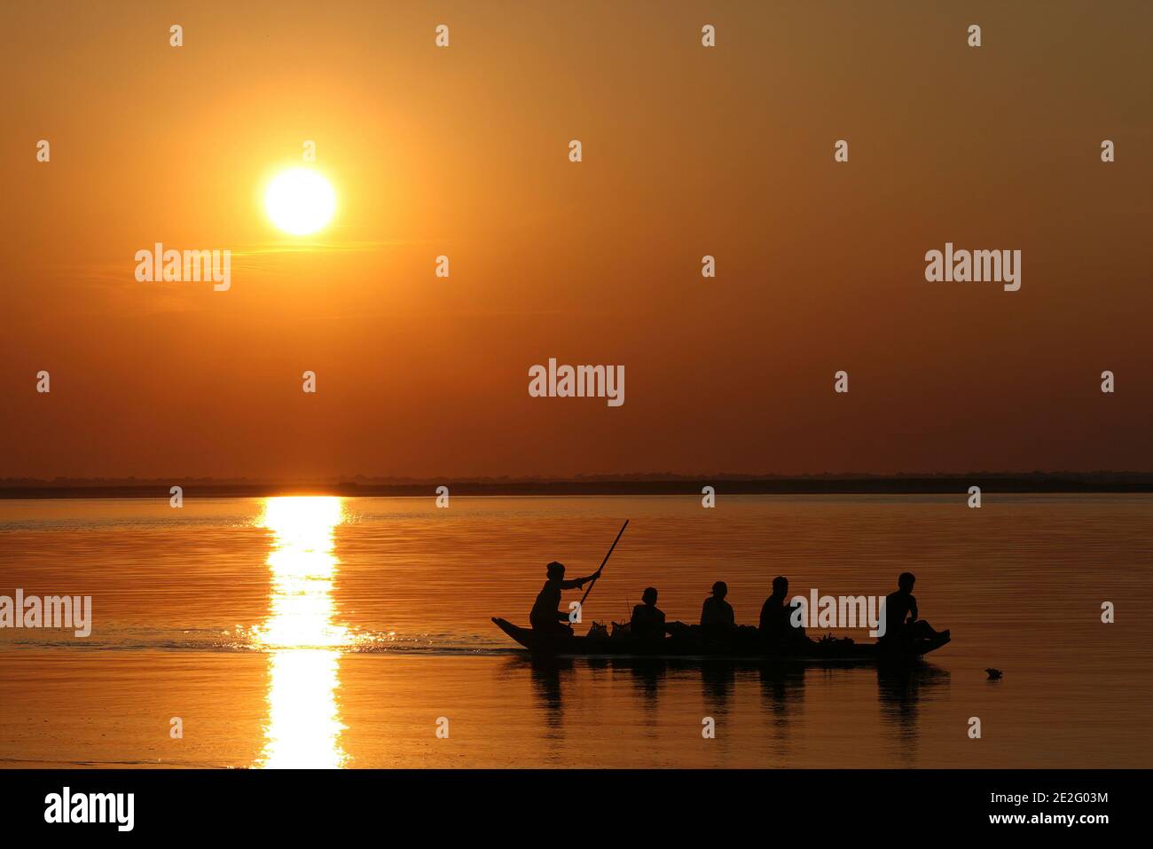Boot bei Sonnenuntergang auf dem Brahmaputra Fluss, Assam, Indien Stockfoto