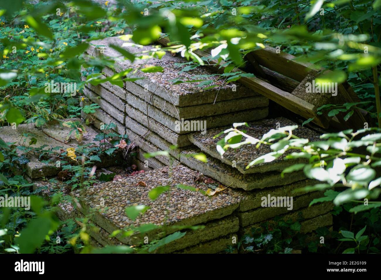 Aufnahme einer seitlich angebrachten freiliegenden Betonplatten Eine verlassene Website Stockfoto
