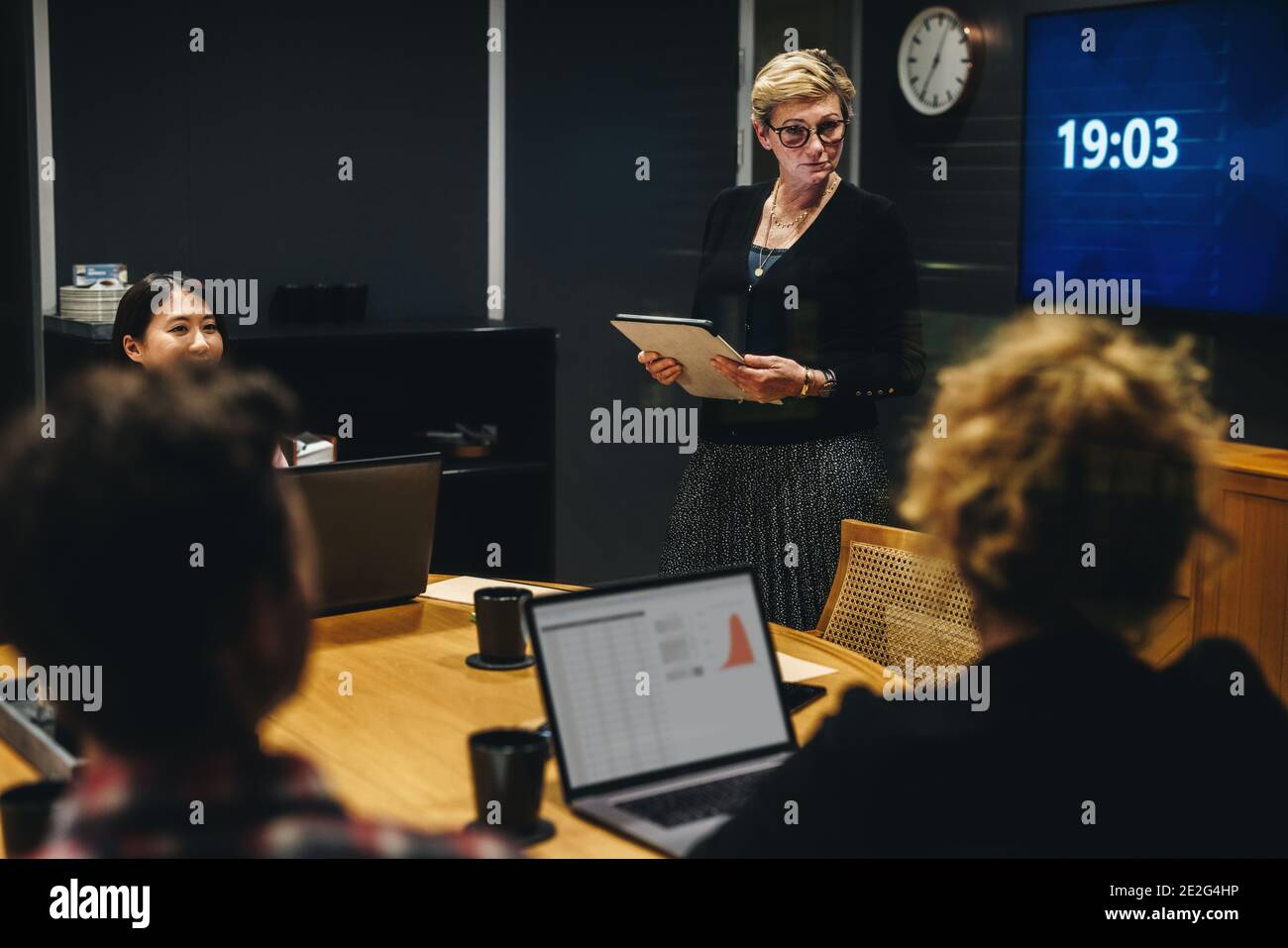 Geschäftsteam, das bei einer Besprechung interagiert. Besprechung des Büropersonals im Konferenzraum. Stockfoto