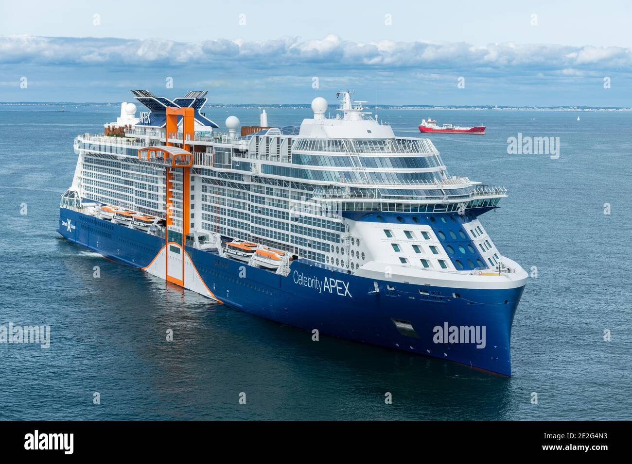 Celebrity Apex, ein Kreuzfahrtschiff der Spitzenklasse, das von Celebrity Cruises, einer Tochtergesellschaft von Royal Caribbean Cruises Ltd., hier vor der Küste von Saint-Nazair betrieben wird Stockfoto