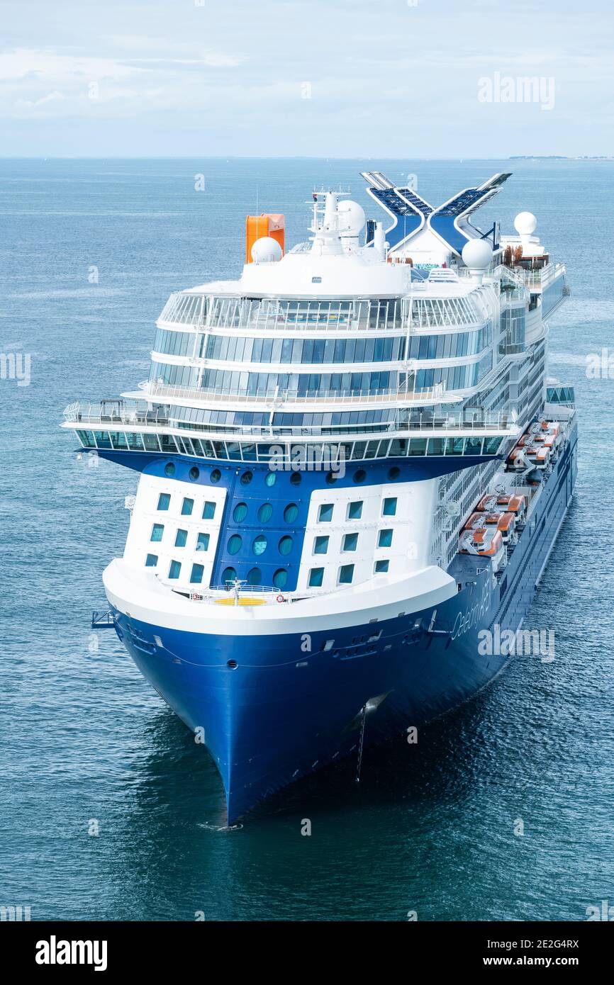 Celebrity Apex, ein Kreuzfahrtschiff der Spitzenklasse, das von Celebrity Cruises, einer Tochtergesellschaft von Royal Caribbean Cruises Ltd., hier vor der Küste von Saint-Nazair betrieben wird Stockfoto