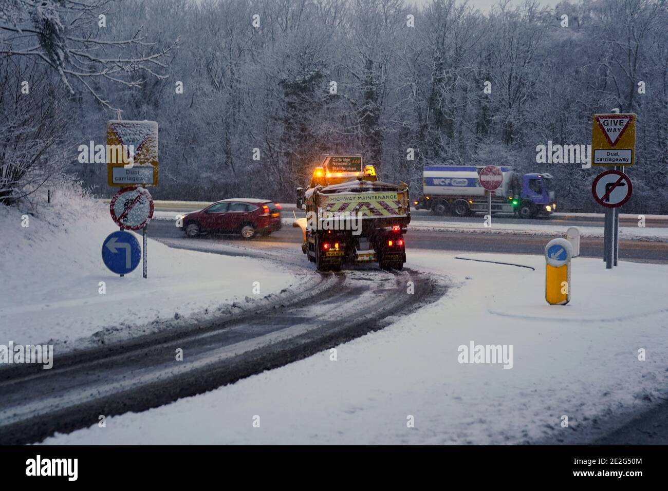 Ein Schneepflug räumt die A69 in Stocksfield, nahe Newcastle. In dieser Woche wird Großbritannien mit Starkschneefall und Glatteisregen überschlagen, wobei Warnungen über mögliche Stromausfälle und Reiseverzögerungen ausgegeben werden. Stockfoto