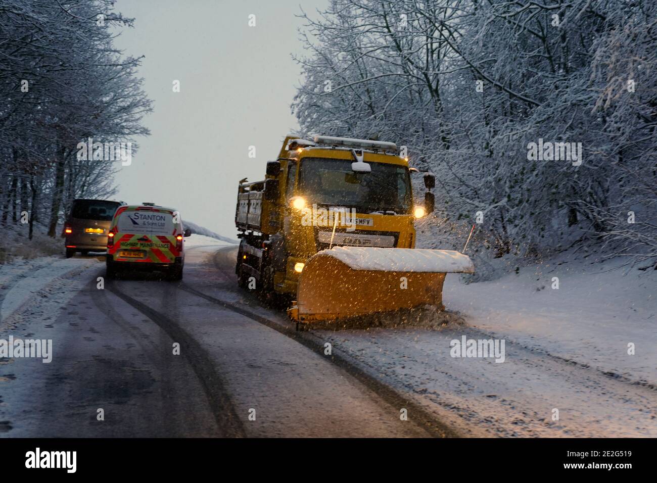 Ein Schneepflug räumt die A69 in Stocksfield, nahe Newcastle. In dieser Woche wird Großbritannien mit Starkschneefall und Glatteisregen überschlagen, wobei Warnungen über mögliche Stromausfälle und Reiseverzögerungen ausgegeben werden. Stockfoto