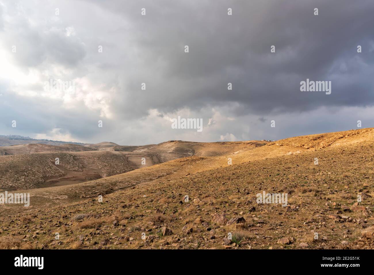 Blick auf die felsigen Hügel der Judäischen Wüste unter stürmischem Himmel. Querformat Stockfoto