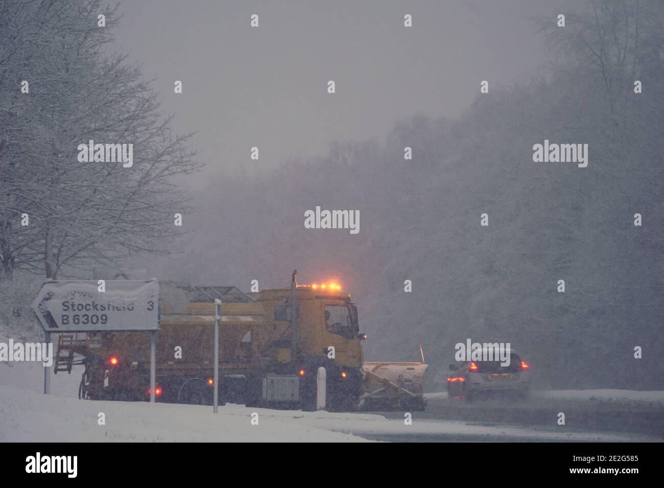 Ein Schneepflug räumt die A69 in der Nähe von Stocksfield, Newcastle. In dieser Woche wird Großbritannien mit Starkschneefall und Glatteisregen überschlagen, wobei Warnungen über mögliche Stromausfälle und Reiseverzögerungen ausgegeben werden. Stockfoto