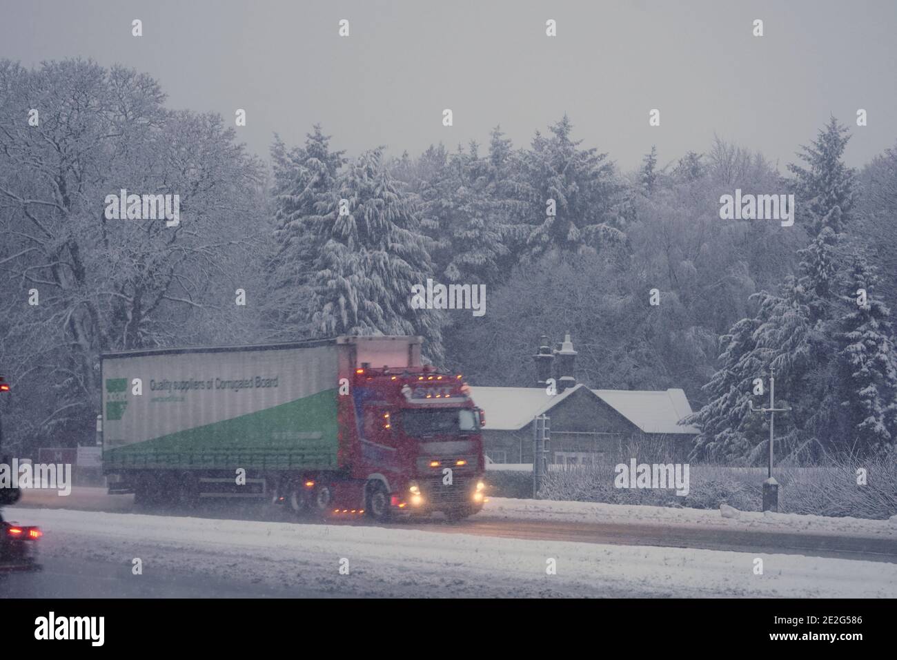 Ein LKW fährt durch Schnee auf der A69 bei Newcastle. In dieser Woche wird Großbritannien mit Starkschneefall und Glatteisregen überschlagen, wobei Warnungen über mögliche Stromausfälle und Reiseverzögerungen ausgegeben werden. Stockfoto
