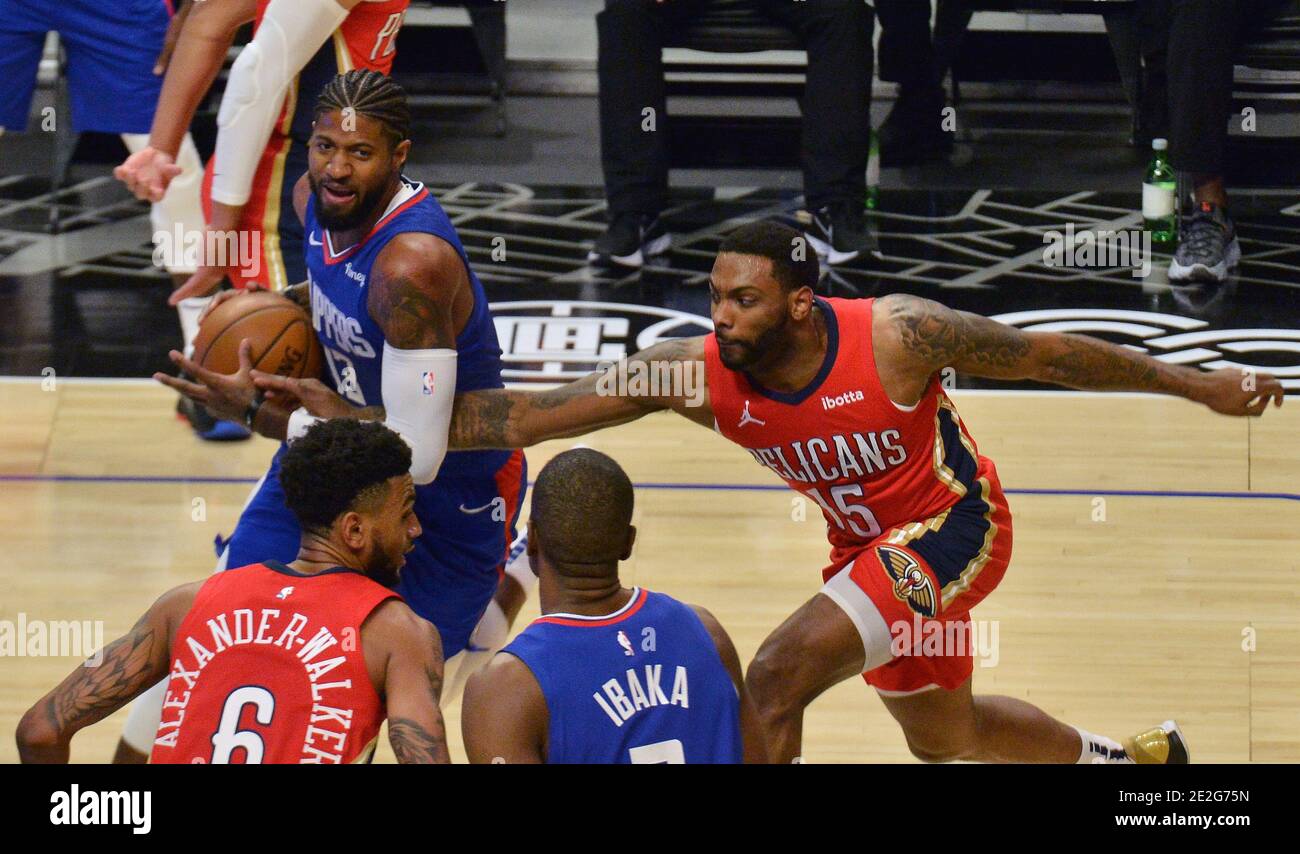 Los Angeles, Usa. Januar 2021. Los Angeles Clippers' Stürmer Paul George wird am Mittwoch, den 13. Januar 2021, im Staples Center in Los Angeles von dem New Orleans-Wächter Sindarius Thornwell im ersten Quartal gefoult. Die Clippers besiegten die kurzhändigen Pelikane 111-106. Foto von Jim Ruymen/UPI Kredit: UPI/Alamy Live Nachrichten Stockfoto