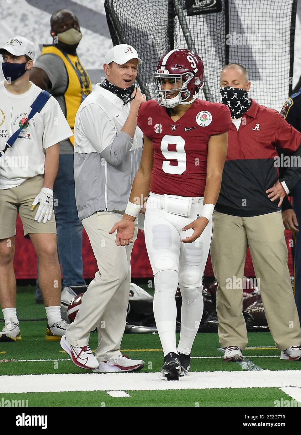 Januar 1, 2021 Arlington, TX.Alabama Crimson Tide Neuling Back-up Quarterback (9) Bryce Young, der nicht gespielt hat, im Bild mit dem ehemaligen Texas, und Houston-Cheftrainer Major Applewhite, der jetzt ein Offensivanalyst für die Crimson Tide gegen die Notre Dame Fighting irish im AT&T Stadium am 1. Januar 2021 ist. Die Crimson Tide besiegte die Notre Dame Fighting Irish 31-14 beim Rose Bowl Game in Arlington, TX. (Absoluter vollständiger Fotograf und Firmenkredit: Jose/MarinMedia.org/Cal Sport Media) (Network Television Bitte wenden Sie sich an Ihren Verkaufsvertreter für Fernsehnutzung.) (Fernseher neu Stockfoto