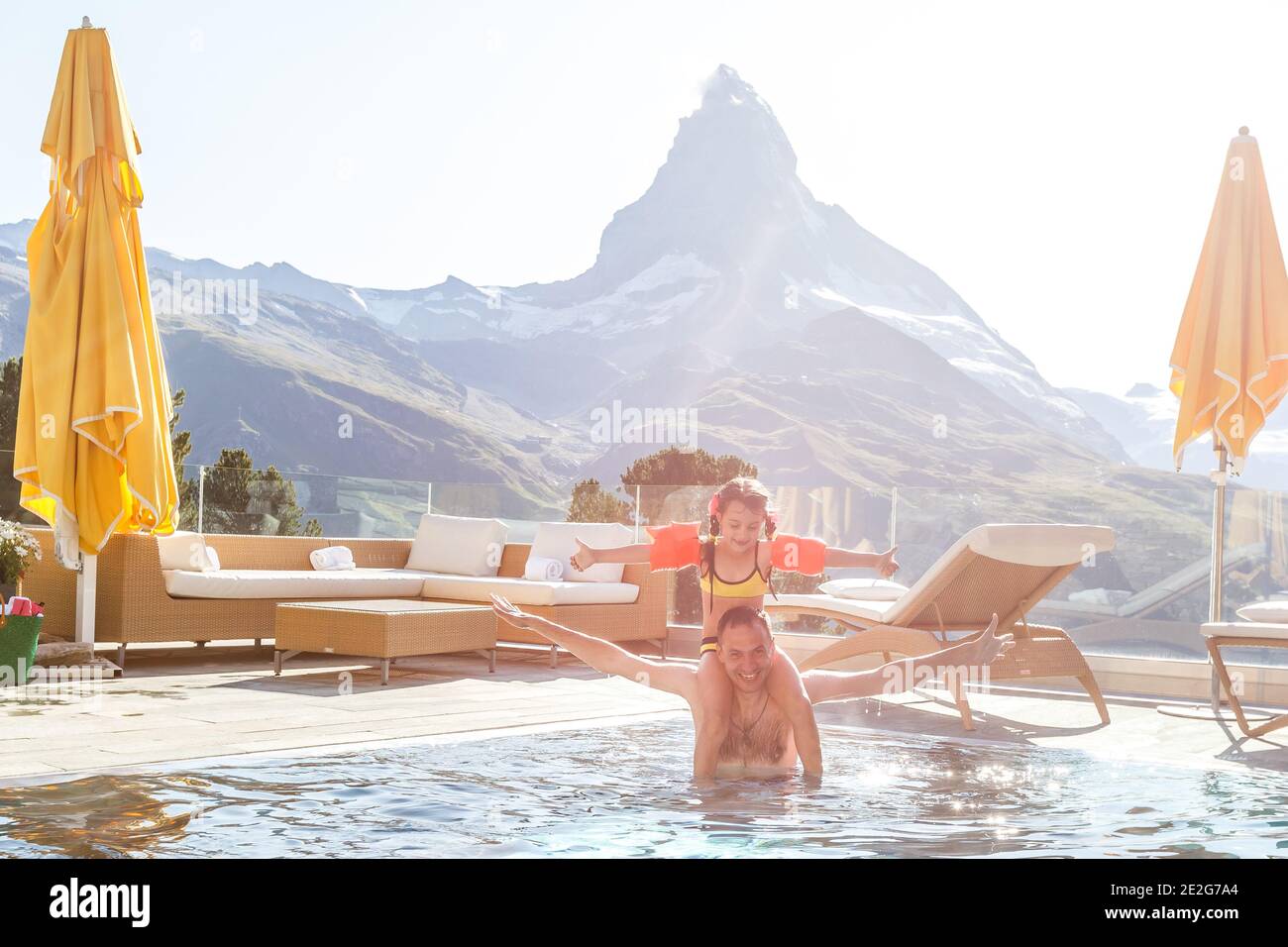 Familie Im Schwimmbad In Den Bergen. Schöne OutdoorSzene in Schweizer