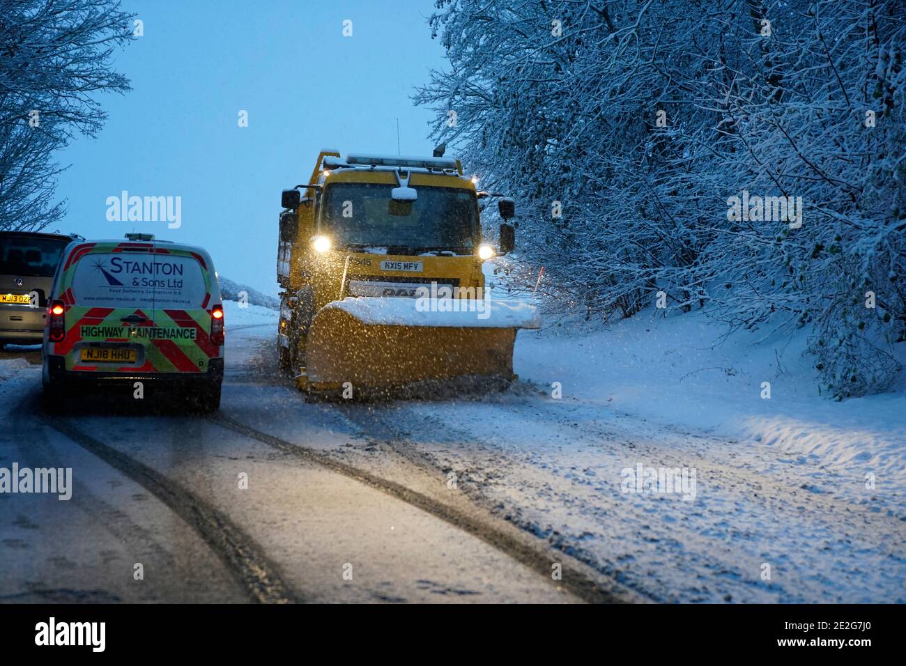 Ein Schneepflug räumt die A69 in der Nähe von Stocksfield, Newcastle. In dieser Woche wird Großbritannien mit Starkschneefall und Glatteisregen überschlagen, wobei Warnungen über mögliche Stromausfälle und Reiseverzögerungen ausgegeben werden. Stockfoto