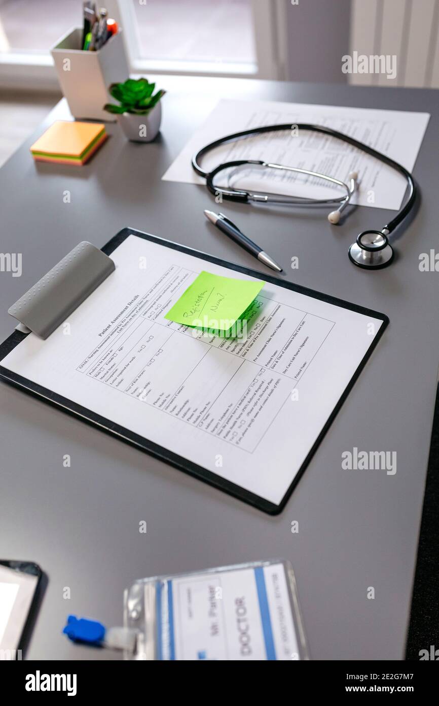 Arzttisch mit Dokumenten und Stethoskop Stockfoto