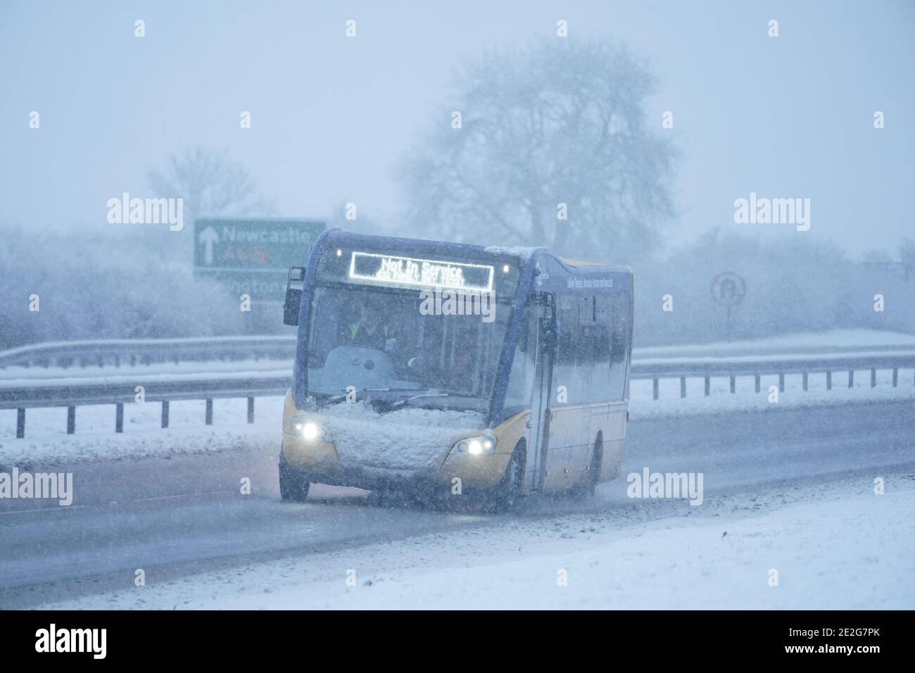 Ein Bus, der nicht in Betrieb ist, fährt durch Schnee auf der A69 in der Nähe von Newcastle. In dieser Woche wird Großbritannien mit Starkschneefall und Glatteisregen überschlagen, wobei Warnungen über mögliche Stromausfälle und Reiseverzögerungen ausgegeben werden. Stockfoto