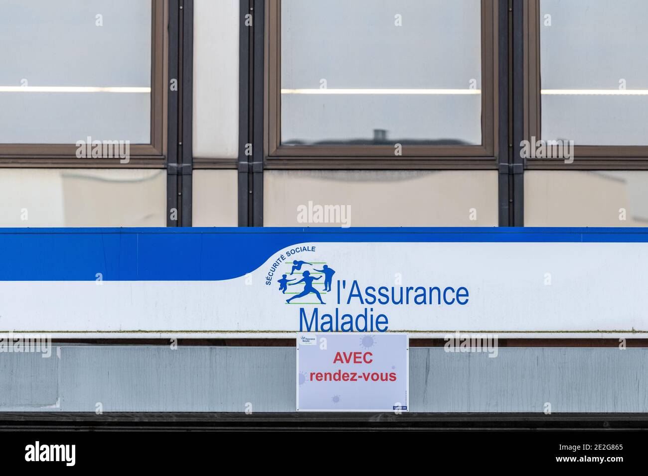 Calais, Frankreich - Januar 13,2020 : Sozialversicherungszeichen . Krankheit Zweig namens Assurance Maladie ist eine der vier Filialen mit Ruhestand, Familie Stockfoto