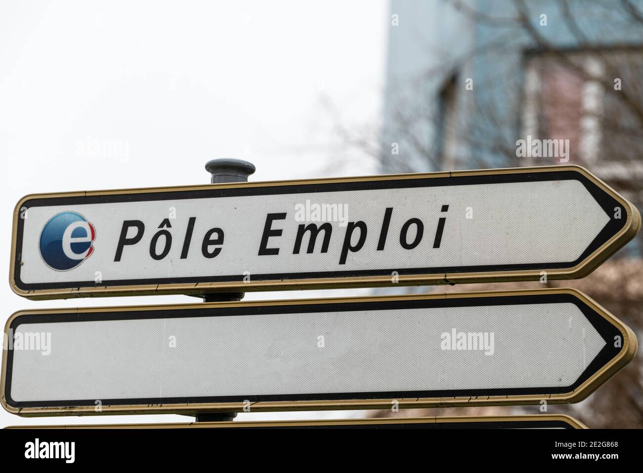 Calais, Frankreich - Januar 13,2020 : Pole emploi Logo auf dem Schild. Pole emploi ist eine französische Regierungsbehörde, die Arbeitslose registriert Stockfoto