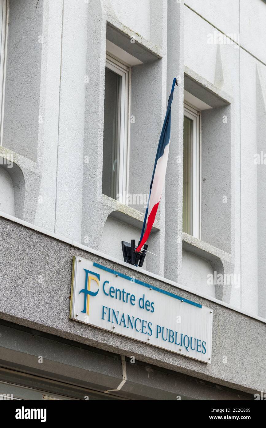 Calais, Frankreich - Januar 13,2020 : Logo der französischen Staatsfinanzen auf einer Stange. Die öffentliche Finanzierung ist eine Zweigstelle der französischen zentralen öffentlichen Verwaltung U Stockfoto