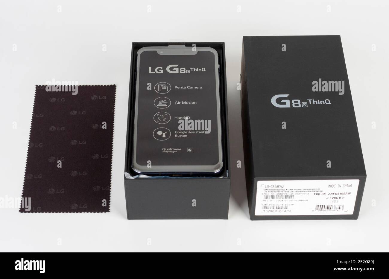 Brnenec, Tschechische Republik - 20. Januar 2020: Auspacken des Touchscreen-Smartphone LG G8S ThinQ, Papierkarton, sauberes Tuch. LG ist eine südkoreanische Multis Stockfoto