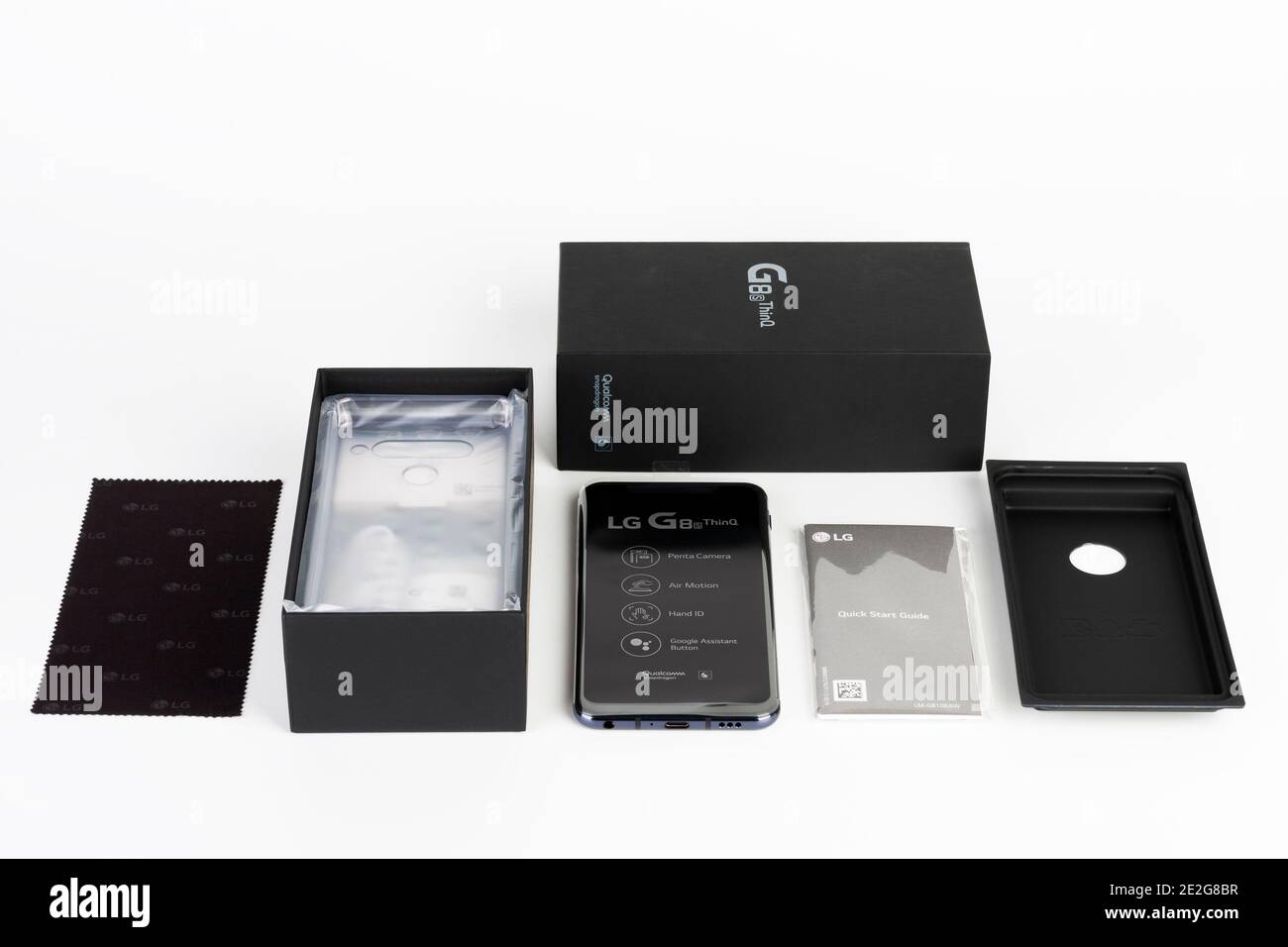Brnenec, Tschechische Republik - 20. Januar 2020: Auspacken von Touchscreen-Smartphone LG G8S ThinQ, Papierkarton, Silikonhülle, Ladegerät, sauberes Tuch. LG ist Stockfoto