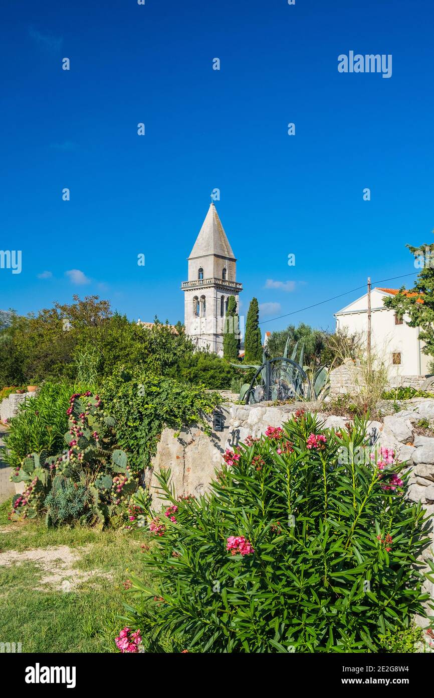 Alte Stadt Osor auf der Insel Cres in Kroatien, Steinmauern und Kathedrale Turm im Hintergrund Stockfoto