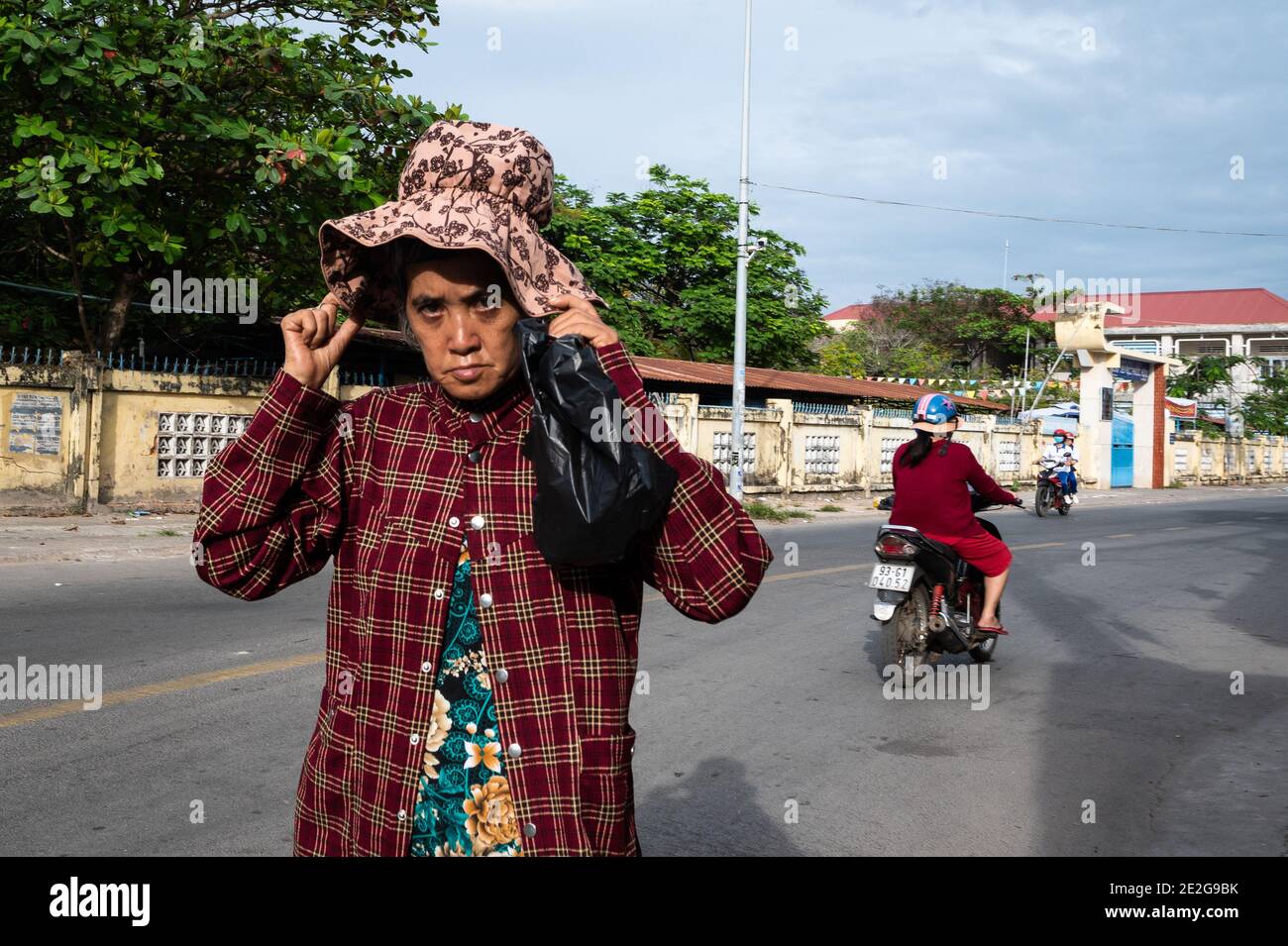 Frau auf der Straße, Phuoc Hoi, La Gi, Vietnam Stockfoto