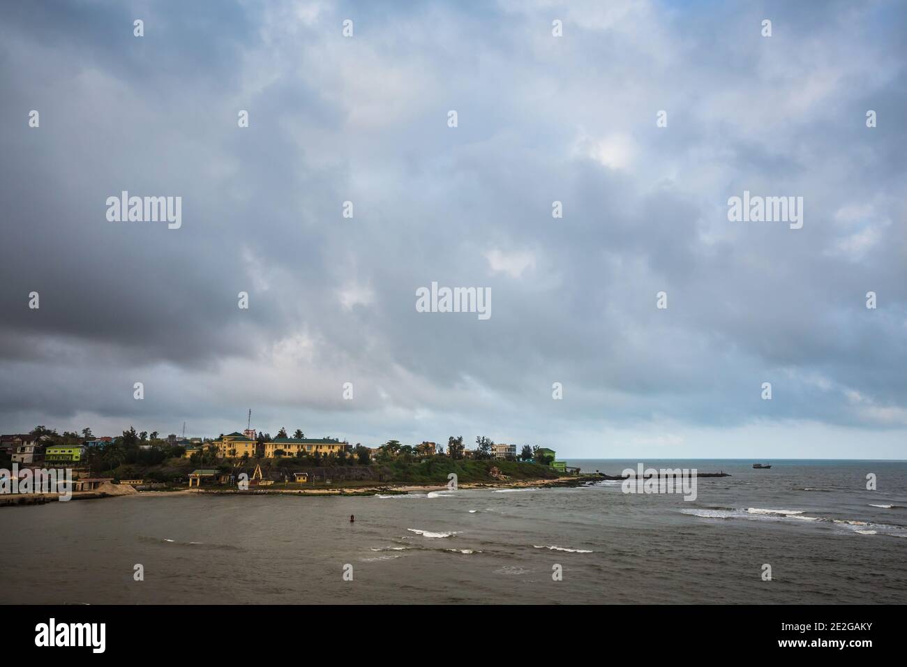 Cua Tung Küste in Hoa Ly, Vinh Linh Bezirk, Quang Tri Provinz Vietnam. Landschaft von unberührten Strand voller blühenden Algen. Stockfoto