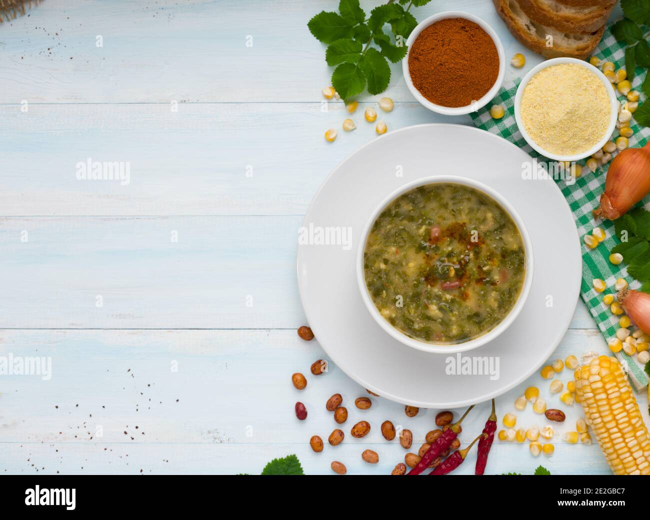 Hemlok-Suppe aus der Schwarzmeerregion, türkische Küche Stockfoto