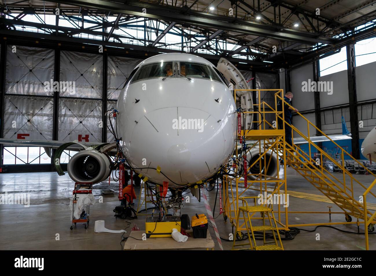 Ukraine, Kiew - 25. November 2020: Das Flugzeug Embraer E190LR UR-EMD befindet sich im Hangar für technische Reparatur und Wartung. Flugzeugdiagnose, sto Stockfoto