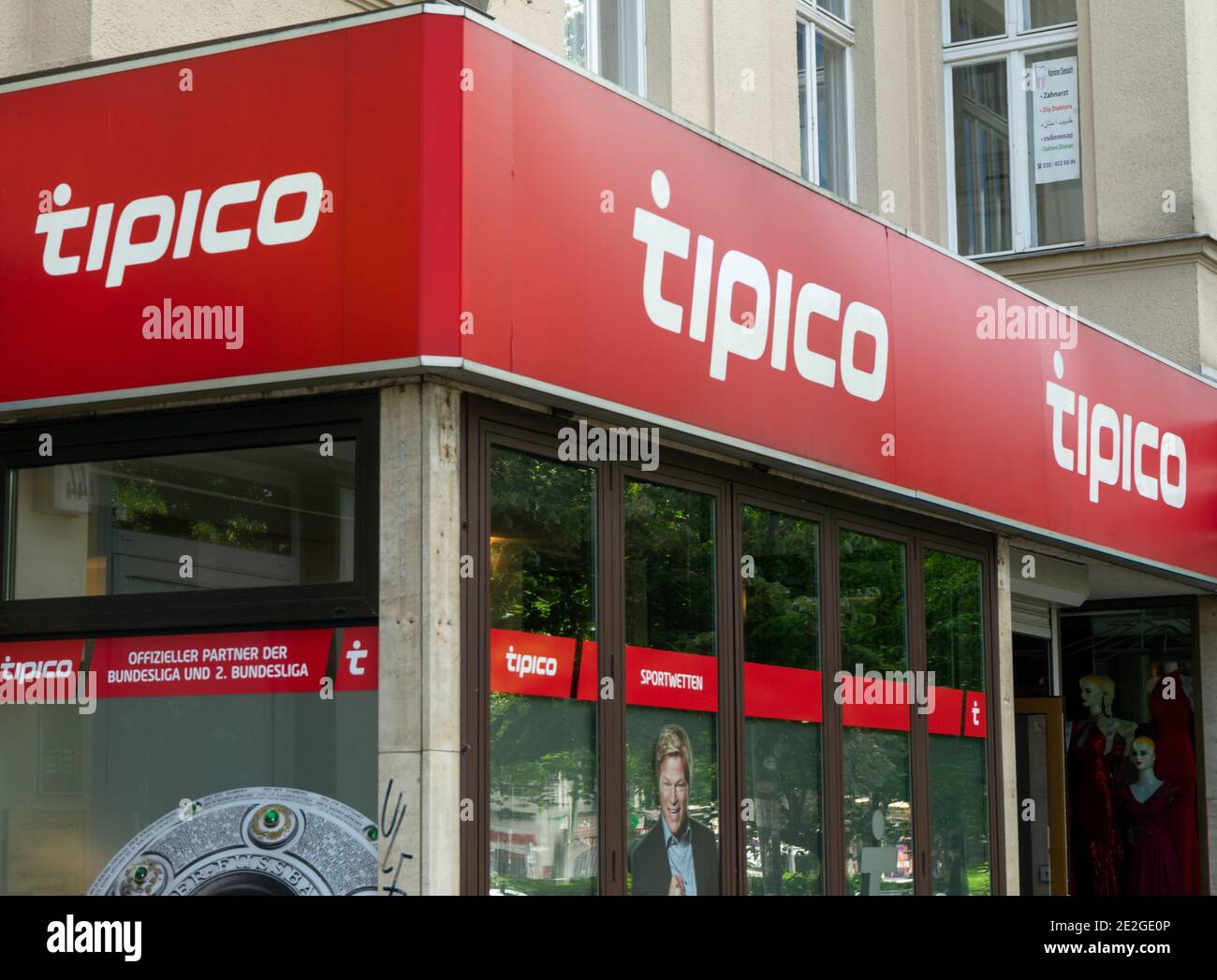 B, DEUTSCHLAND - 12. Juli 2020: BERLIN, DEUTSCHLAND 12. Juli 2020. Eine Nahaufnahme eines tipico-Wette-Shop-Logo. Stockfoto