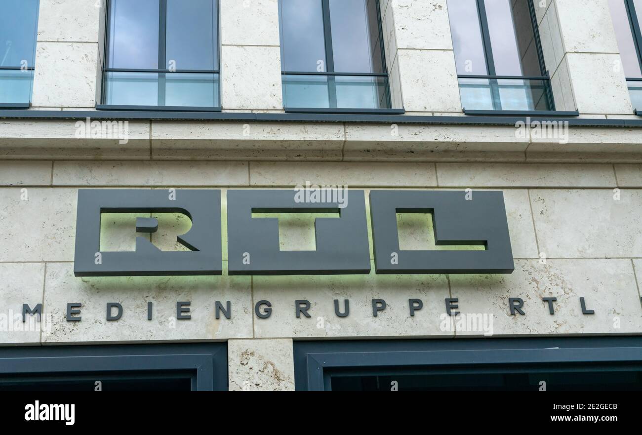 BERLIN, DEUTSCHLAND - 23. Mai 2020: DEUTSCHLAND 23. Mai 2020. Das Logo und Gebäude vom RTL TV Sender. Stockfoto