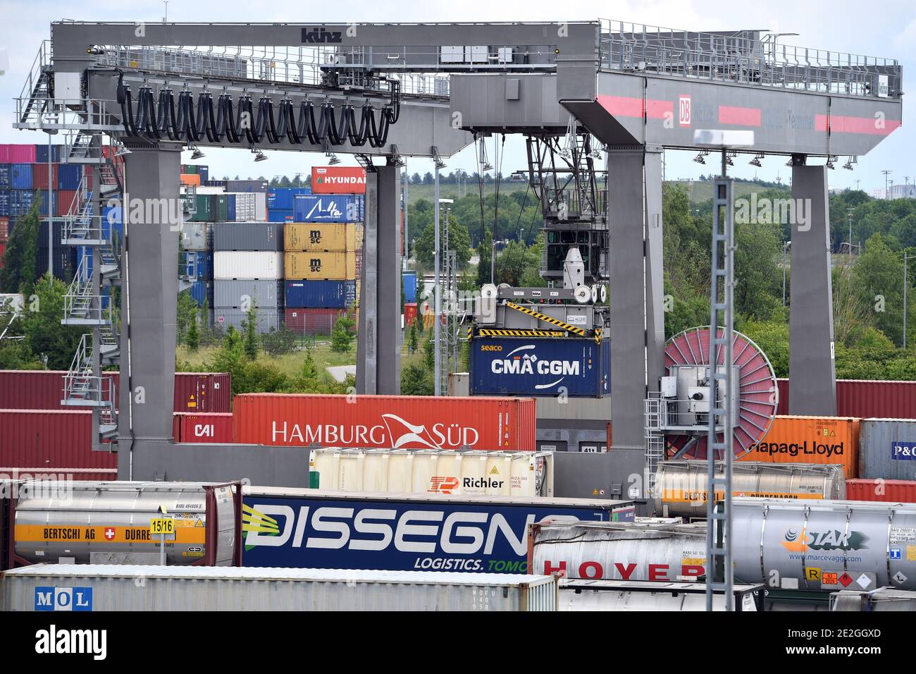 Aufgrund der Corona Rückgang des Bruttoinlandsprodukts um 5.0 Prozent für das Gesamtjahr 2020. Archivfoto: Ansicht der Deutschen Umschlagegesellschaft Schiene - Straße (DUSS) mbH München Riem bei Feldkirchen in Bayern, Containerverladung am 8. Juni 2020 - weltweite Nutzung Stockfoto