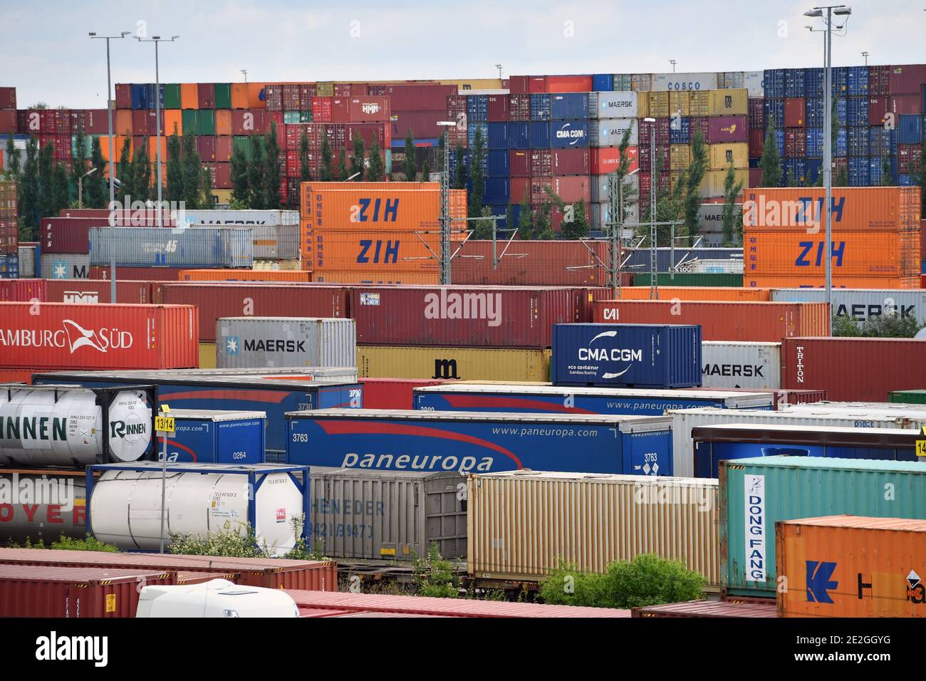 Aufgrund der Corona Rückgang des Bruttoinlandsprodukts um 5.0 Prozent für das Gesamtjahr 2020. Archivfoto: Ansicht der Deutschen Umschlagegesellschaft Schiene - Straße (DUSS) mbH München Riem bei Feldkirchen in Bayern, Containerverladung am 8. Juni 2020 - weltweite Nutzung Stockfoto