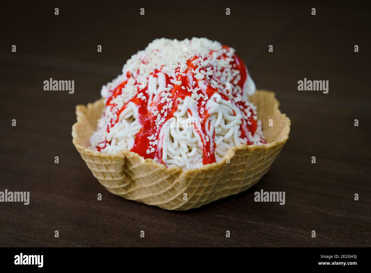 Close up Spaghettieis Eisbecher mit Erdbeersoße in Waffelkegelbecher Stockfoto